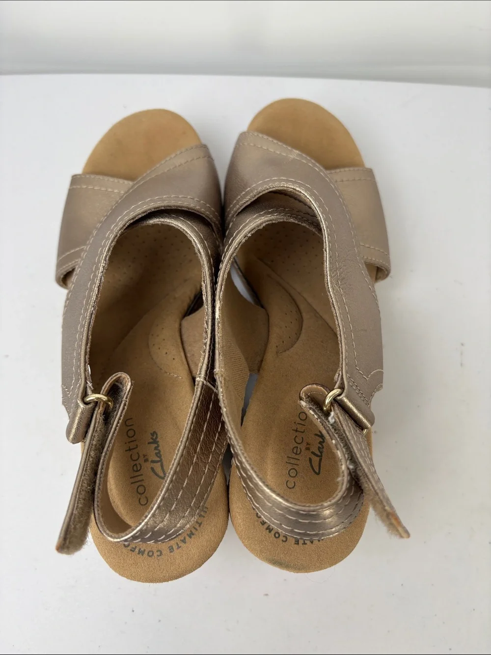 🍀 Clarks Metallic Gold Leather Wedge Sandals